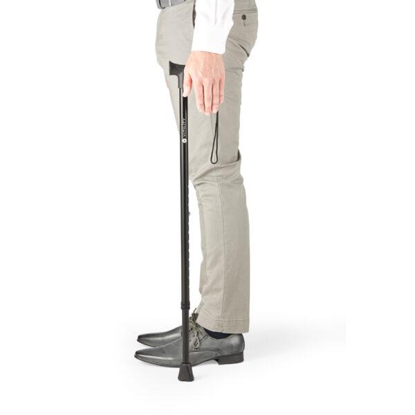 Verstelbare wandelstok met comfortabele handgreep en antislip rubberen voet, geschikt voor verschillende lengtes en ideaal voor extra ondersteuning tijdens het wandelen.